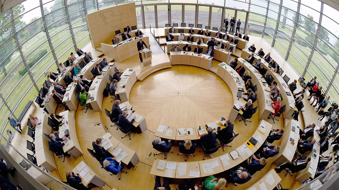 Im Plenarsaal findet eine Landtagssitzung statt. 
