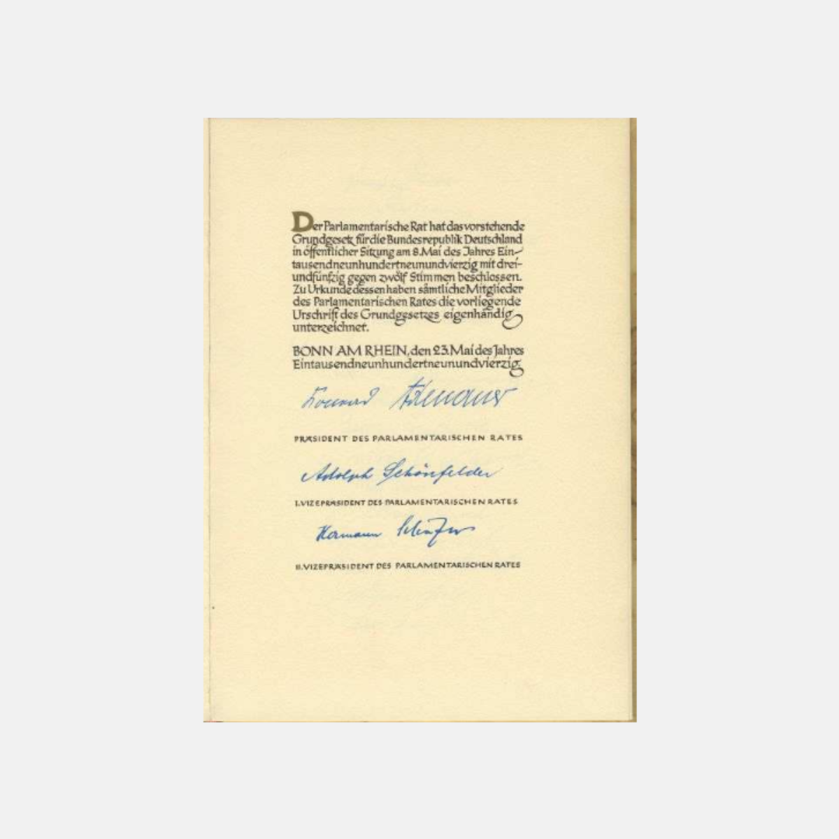 Bild der Originalverfassung des Grundgesetzes, vergilbte Seite mit Unterschriften
