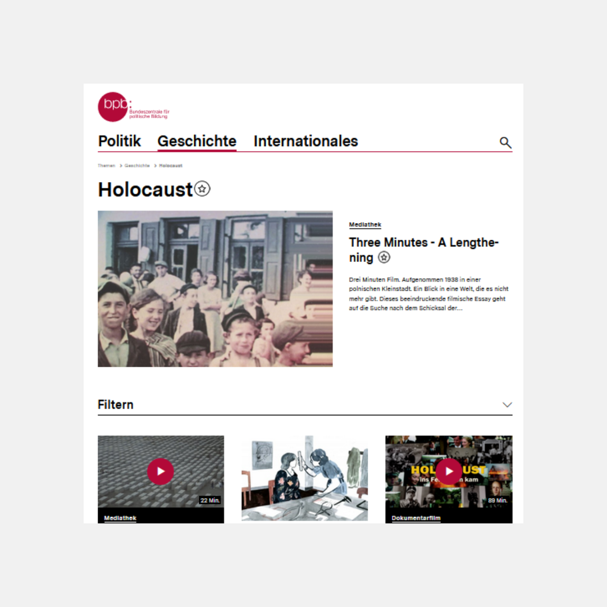 Screenshot des Dossiers, Startbild von einem Kurzfilm ist zu sehen, Gruppe von Menschen ist vor einem Gebäude mit geöffneten Fenstern zu sehen