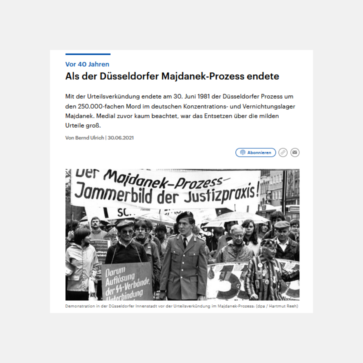 Screenshot des Artikels, es ist ein Bild von Protesten im Zusammenhang mit dem Prozess abgebildet