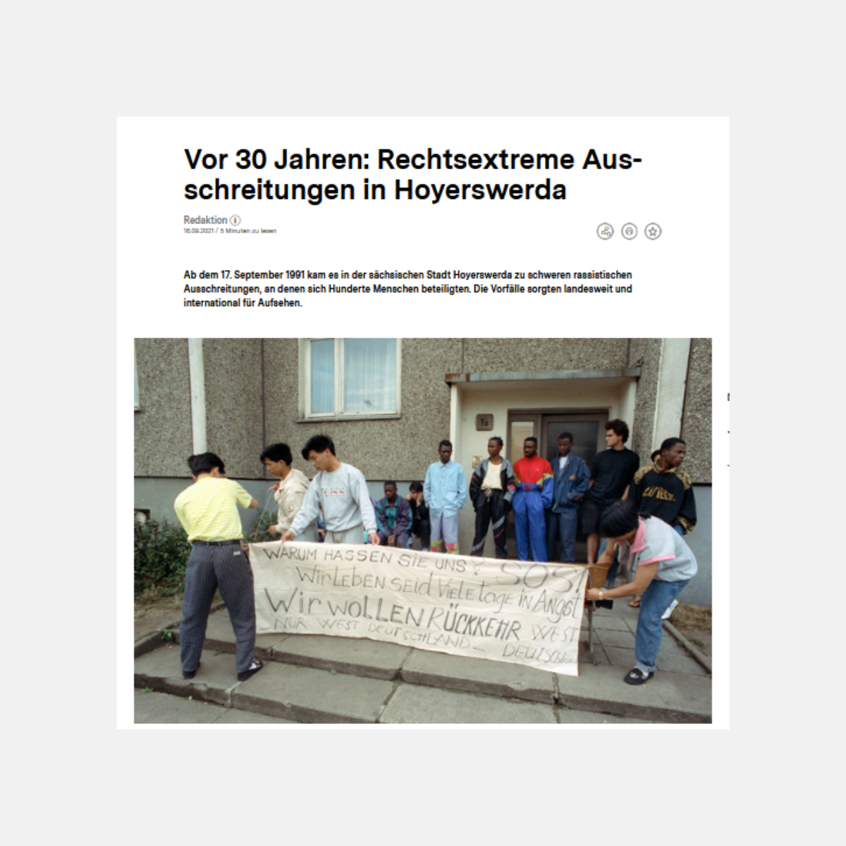 Screenshot des verlinkten Artikels, Foto von Protesten der damaligen Bewohner des angegriffenen Asyheims