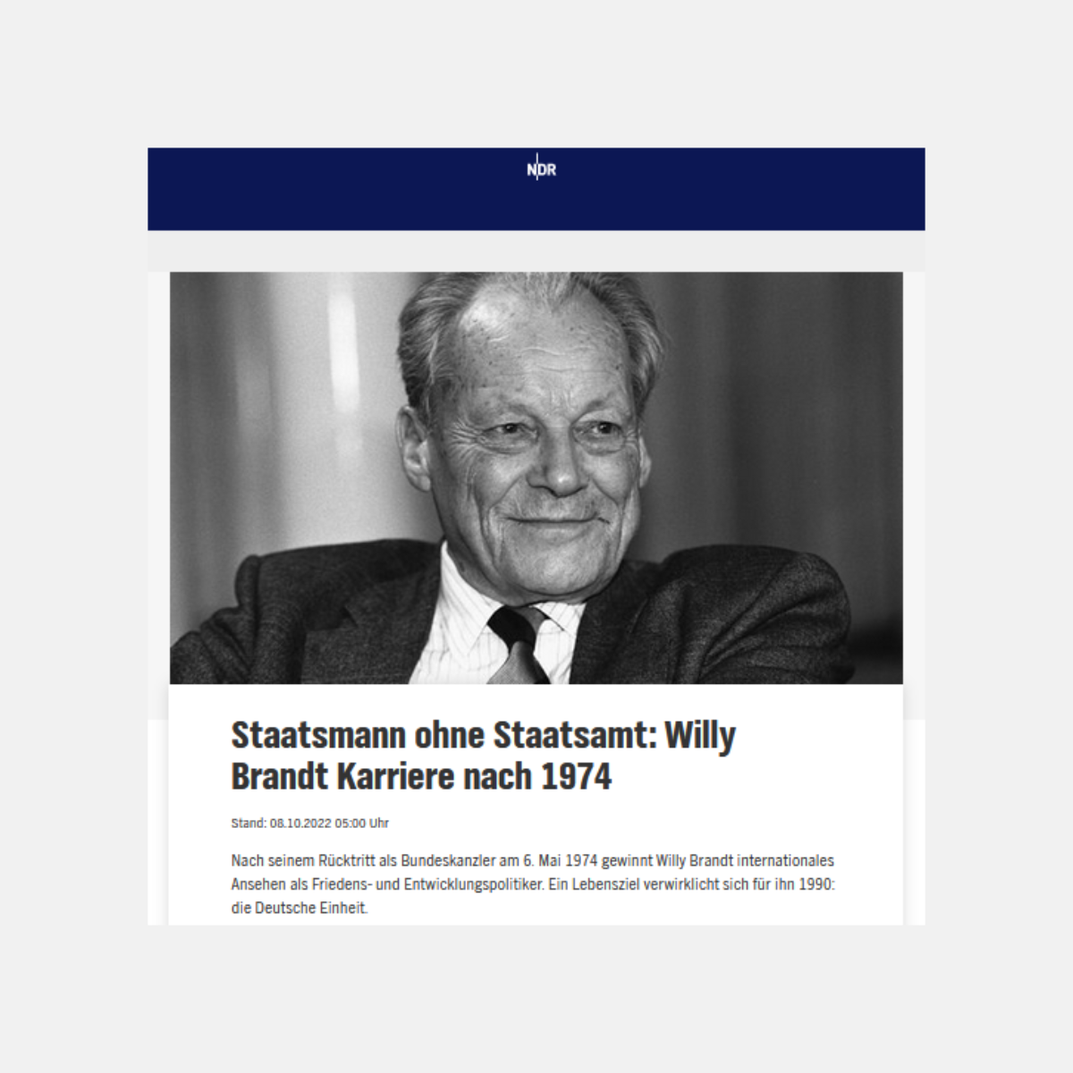 Schwarz-Weiß Bild von Willy brandt, auf dem er lächelt