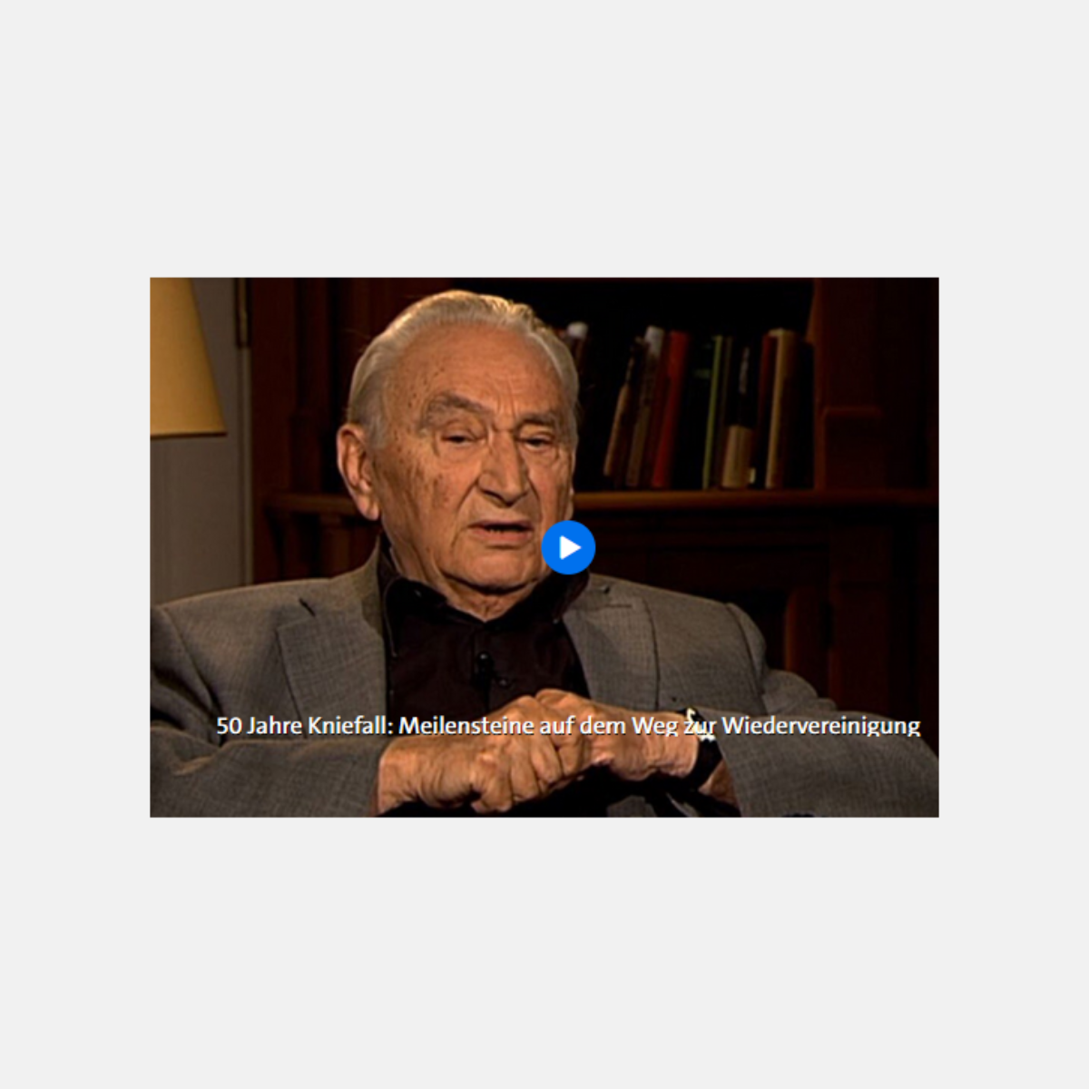 Das Startbild des verlinkten Videos ist zu sehen, Egon Bahr sitzt vor einem dunklen Hintergrund