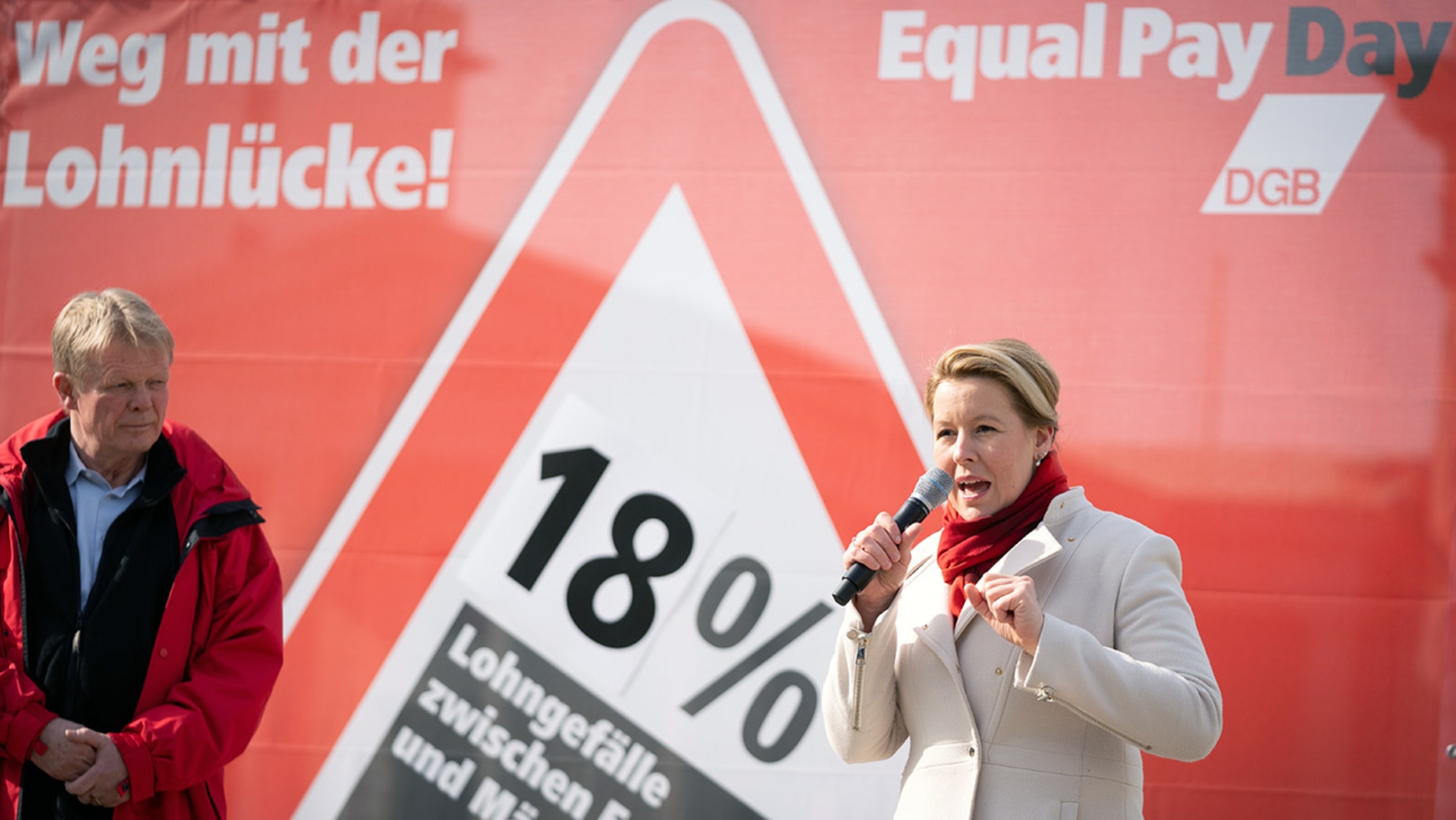 DGB-Vorsitzenden Reiner Hoffmann, und Franziska Giffey (SPD), Bundesministerin für Familie, Senioren, Frauen und Jugend, nehmen am Brandenburger Tor an einer Aktion des Deutschen Gewerkschaftsbundes (DGB) zum Equal Pay Day teil.