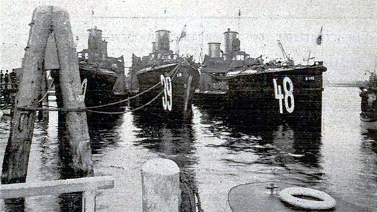 1918: Auch in Lübeck-Travemünde gehen Matrosen von Bord und schließen sich an.
