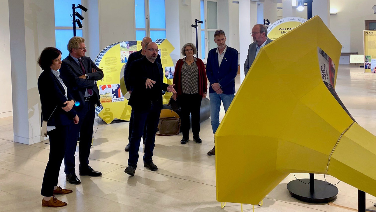 Der Kurator der Ausstellung, Robert Lorenz, gibt eine erste Führung 