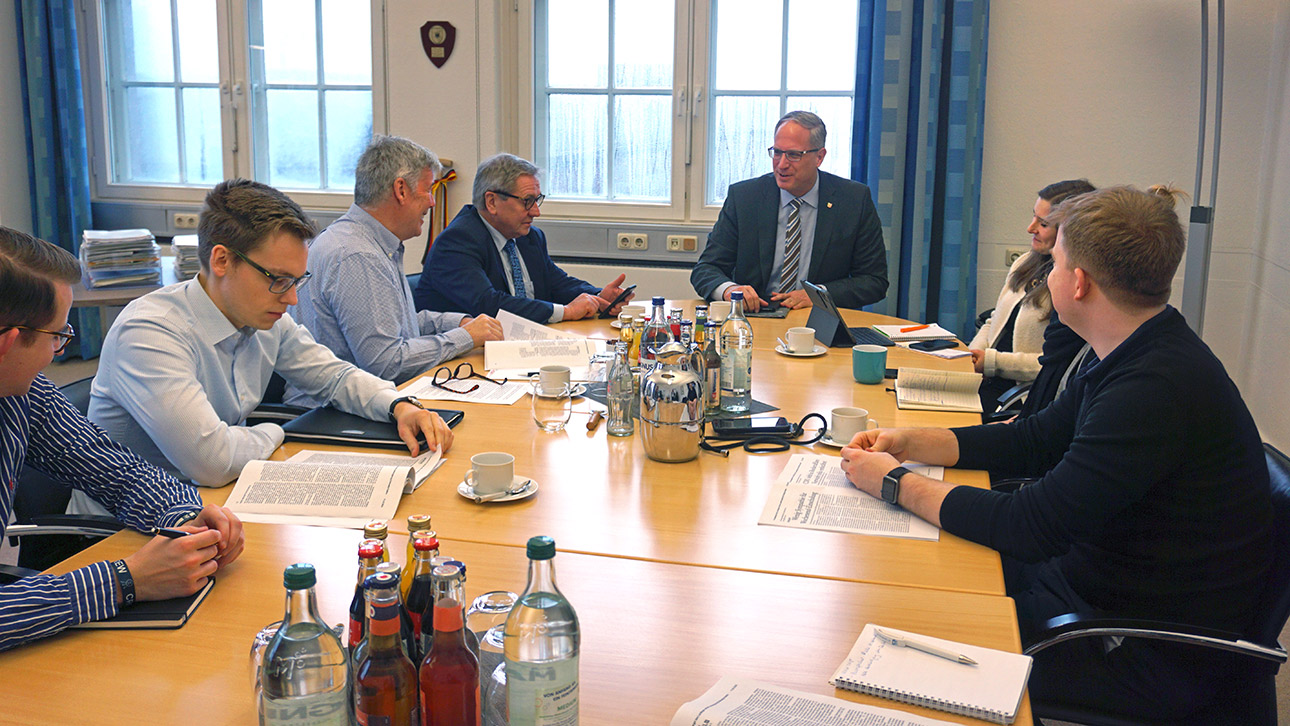 Gesprächsrunde im Büro von Tobias Koch, Fraktionsvorsitzender der CDU-Fraktion im Landtag.