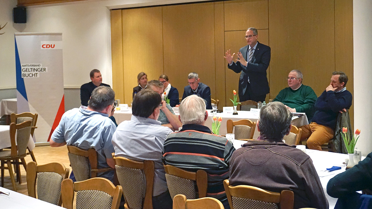 Tobias Koch spricht vor Parteimitgliedern in einer Gastwirtschaft in Hasselberg.