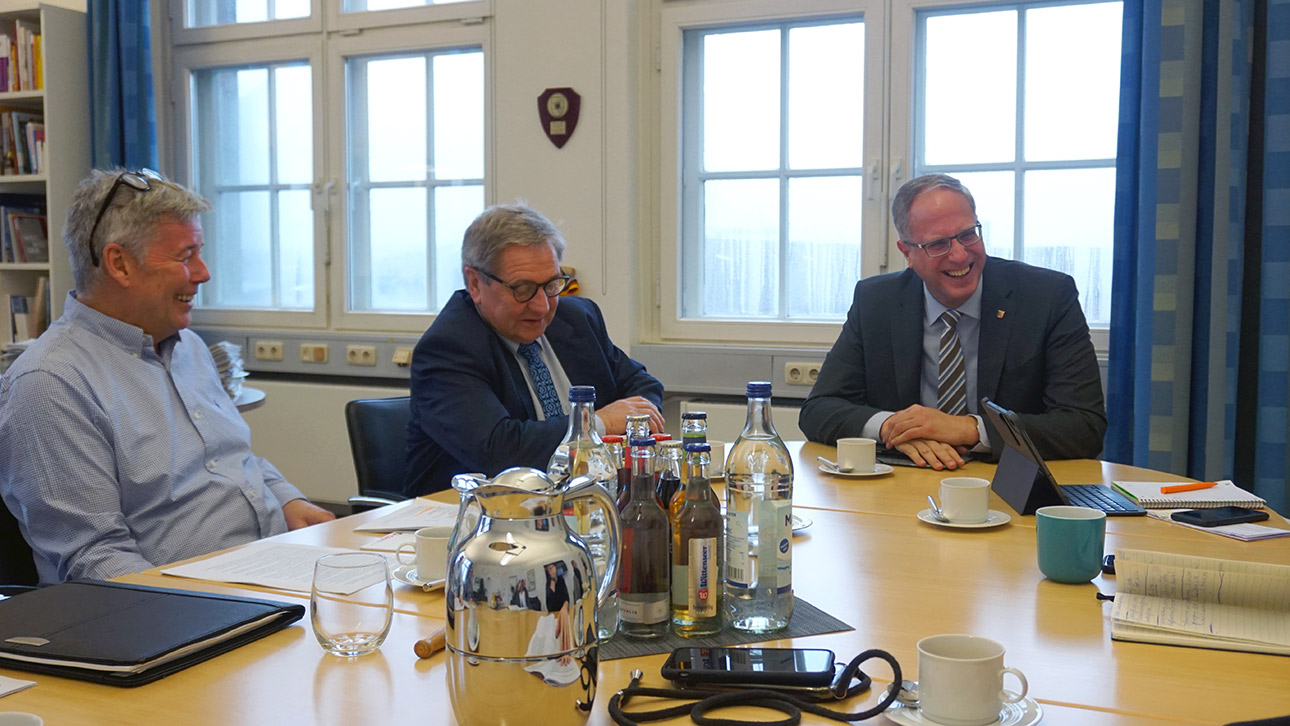 Tobias Koch (rechts im Bild), Fraktionsvorsitzender der CDU in seinem Büro mit seinem Pressesprecher Kai Pörksen und dem Parlamentarischen Geschäftsführer Hans-Jörn Arp (Mitte).