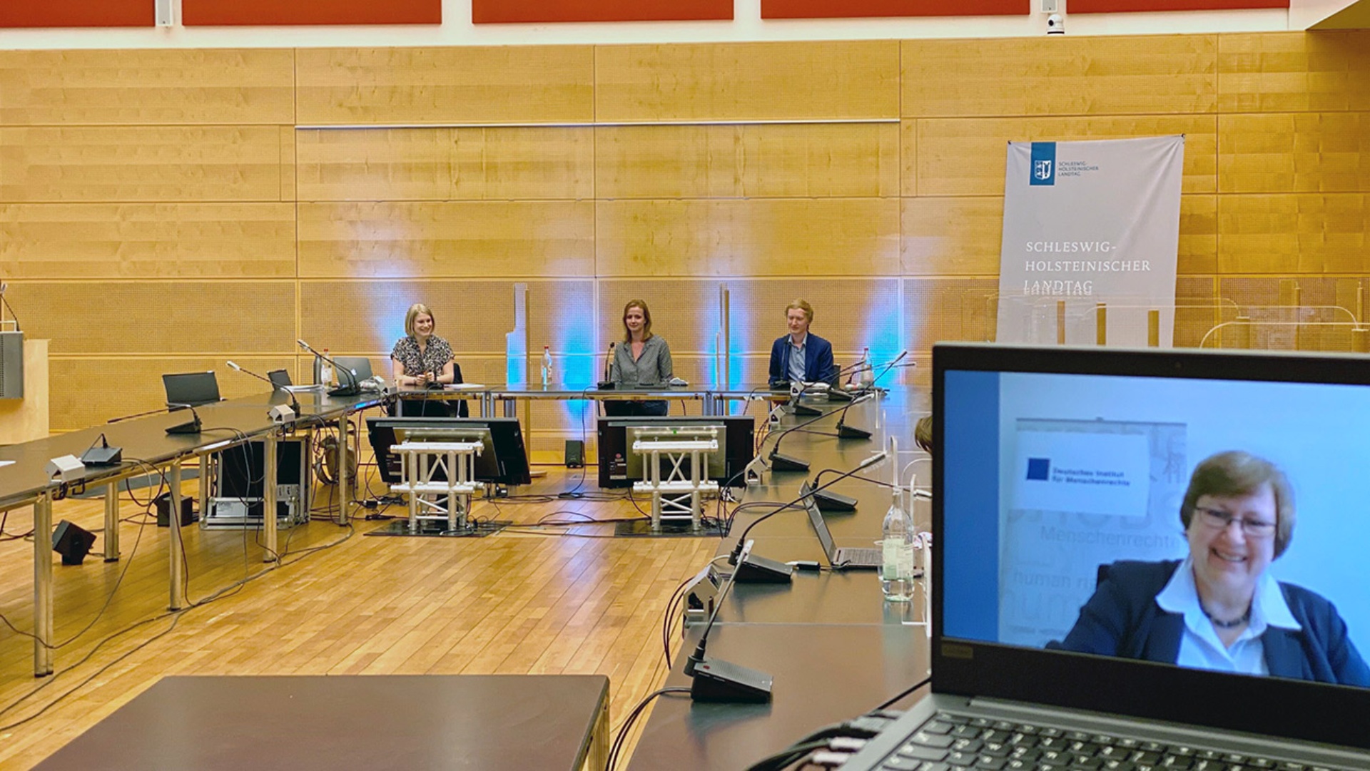 Expertinnen und Experten tauschen sich im Landeshaus zum Thema Menschenrechte aus.