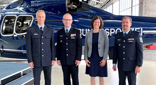 Landtagspräsidentin Kristina Herbst mit Olaf Lindner, Präsident der Bundespolizeidirektion 11 (li.), Markus Ulfig (2. v. li.) und Ingo Walter (re.)