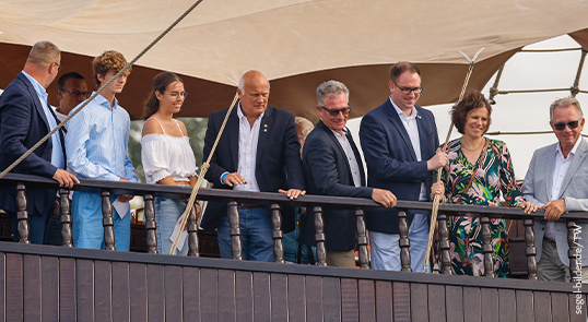 Landtagspräsidentin Kristina Herbst bei der Eröffnung der Travemünder Woche (TW) mit TW-Sportdirektor Jens Kath, Segler Fiete Barde, Seglerin Laura Sengebusch, TW-Geschäftsführer Frank Schärffe, dem Vorsitzenden des Lübecker-Yacht-Clubs, Lutz Kleinfeldt, Lübecks Bürgermeister Jan Lindenau und Lübecks Stadtpräsident Klaus Puschaddel (v.li.).