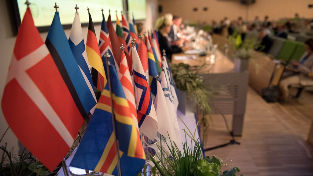 Fahnen stehen auf einem Tisch während einer BSPC-Konferenz