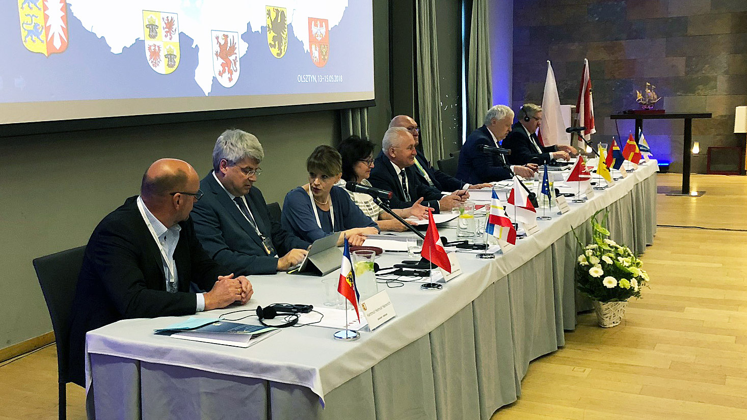 Teilnehmer des Parlamentsforums Südliche Ostsee am Konferenztisch
