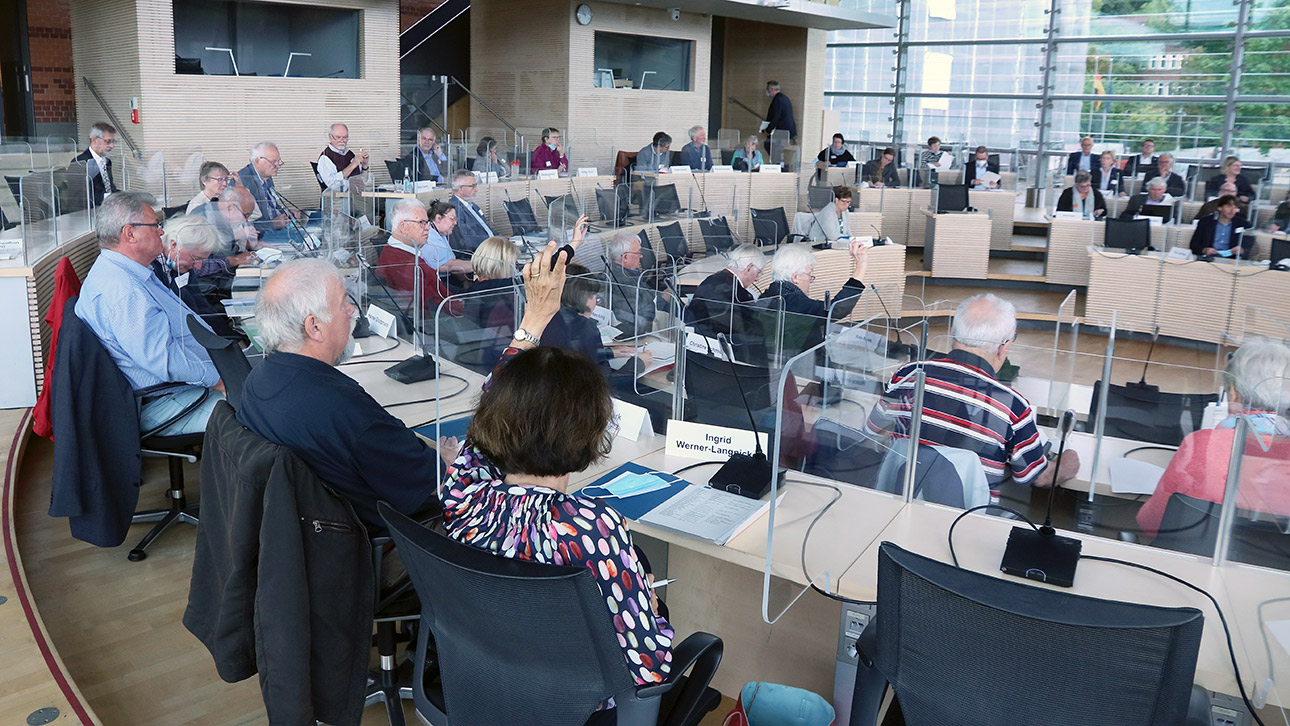 Das Altenparlament bei einer Abstimmung im Plenarsaal