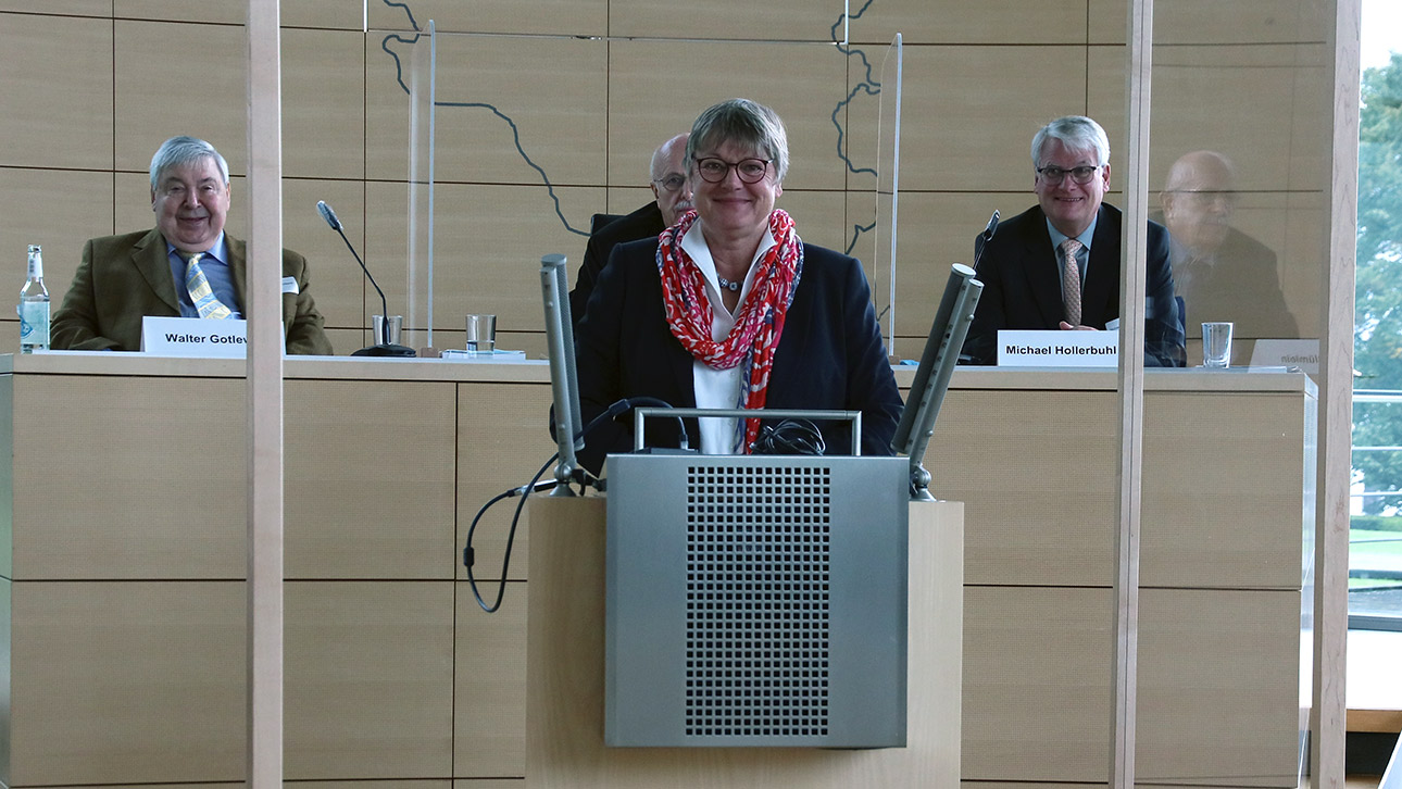 Landtagsvizepräsidentin Kirsten Eickhoff-Weber begrüßt die Teilnehmer des Altenparlaments.