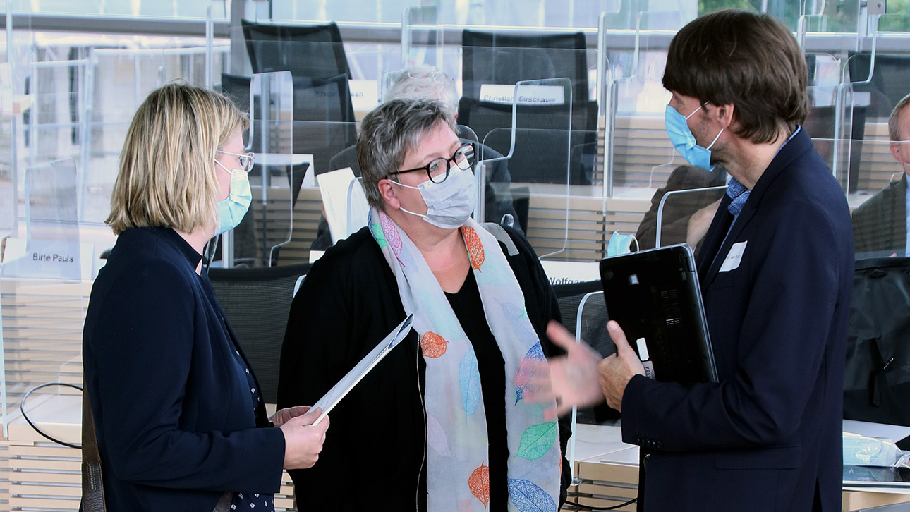 Die Abgeordneten Marret Bohn (Grüne, l.) und Birte Pauls (SPD) im Gespräch mit dem Gastredner