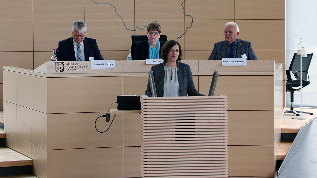 Landtagspräsidentin Kristina Herbst begrüßt die Teilnehmer des Altenparlaments.