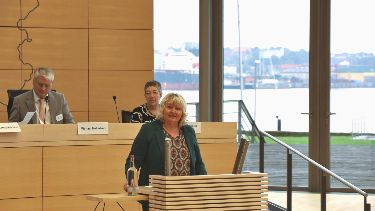 Landtagvizepräsidentin Jette Waldinger-Thiering begrüßt die Teilnehmenden.